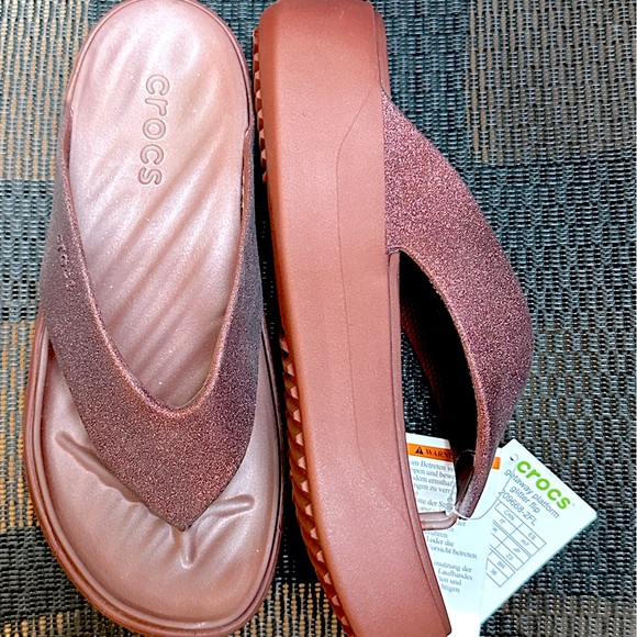 NEW CROCS Women's Glitter Sandals - Platform Flip Flop - 7 - NWT - Picture 1 of 10